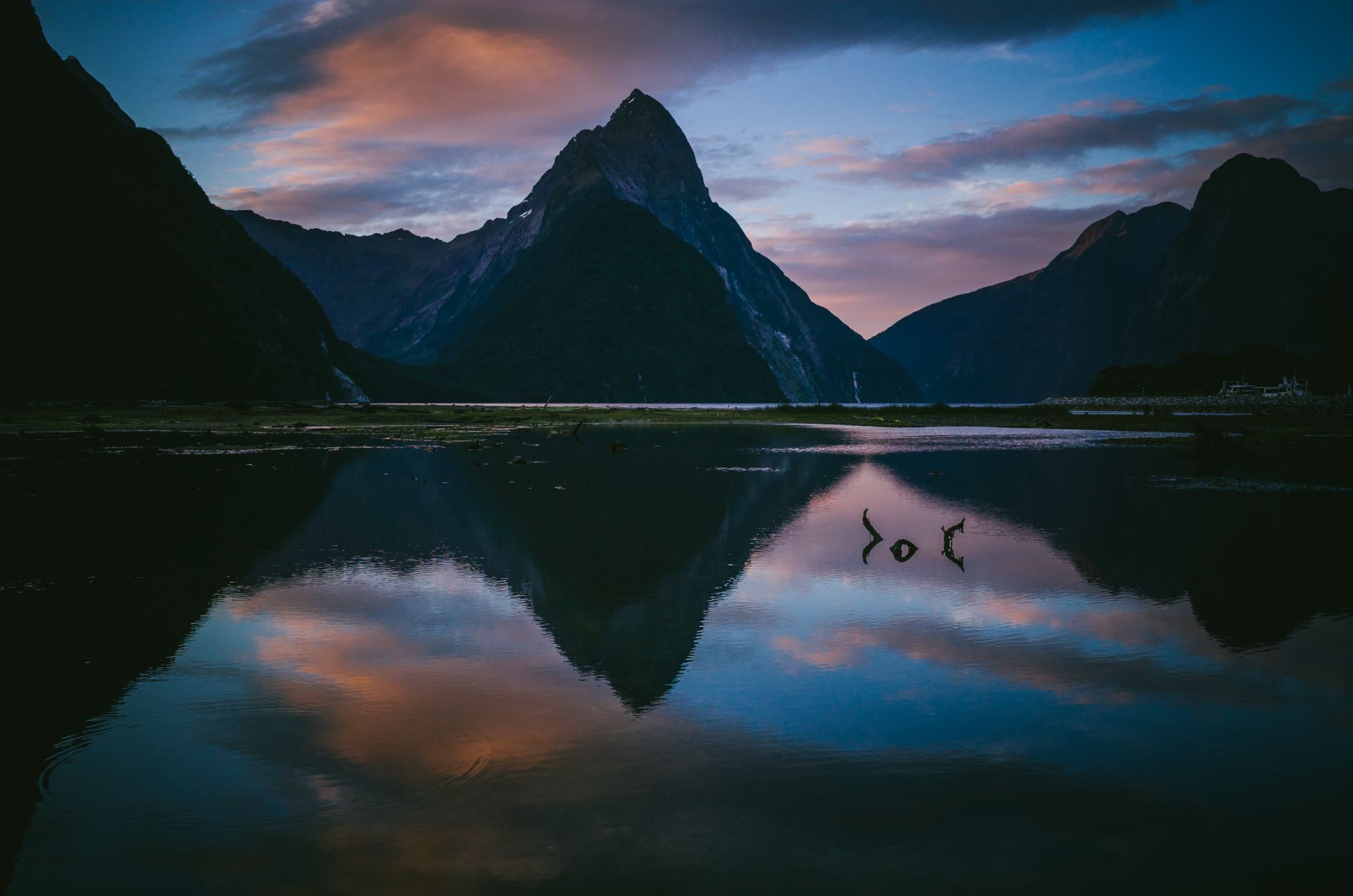 Milford Sound - NZ Montanha e Lago ao pôr do sol em Milford Sound, Nova Zelândia