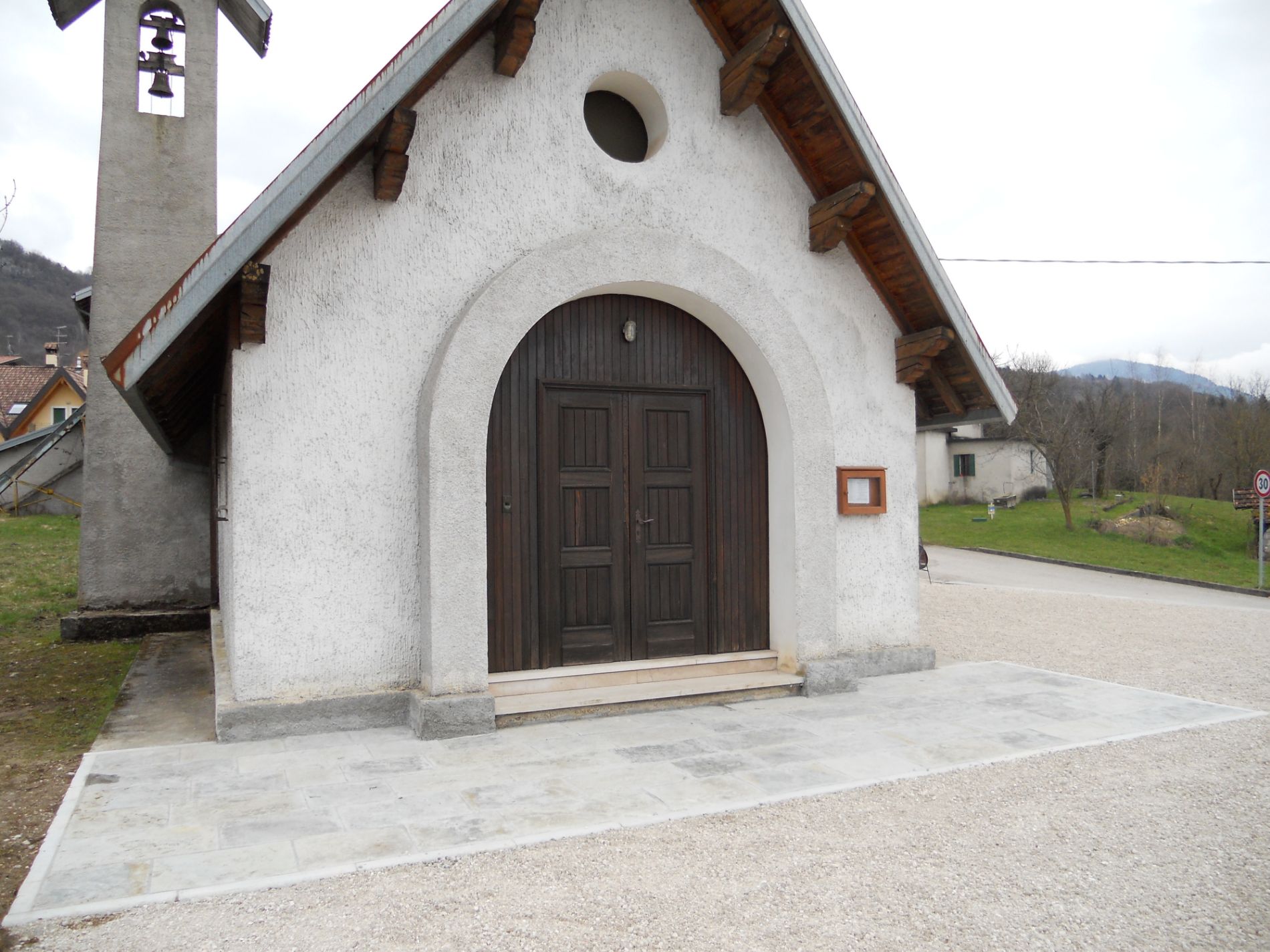 Chiesetta di montagna rivestita con pietra di Cugnan