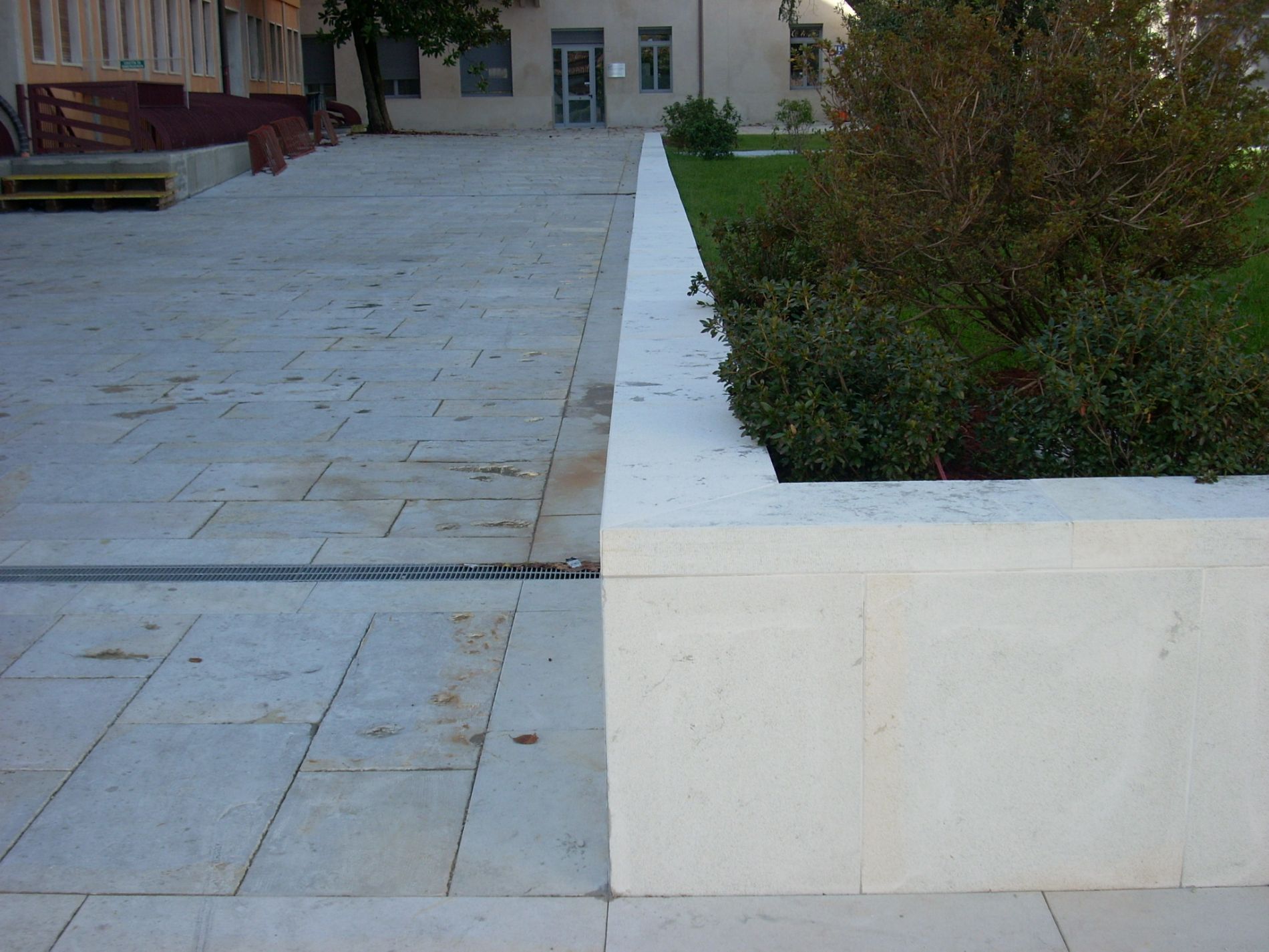 Rivestimento di spazi esterni con pietra di Cugnan