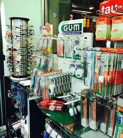 assortimenti spazzolini da denti e occhiali