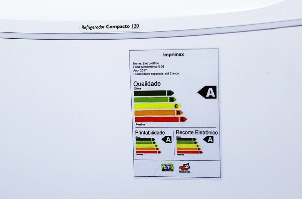 Superfície branca de um refrigerador com um adesivo indicando a classificação de eficiência energética com nota