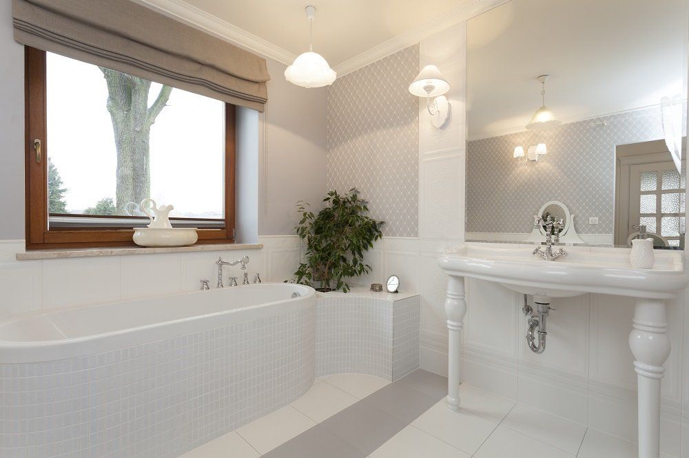 bagno elegante completamente bianco