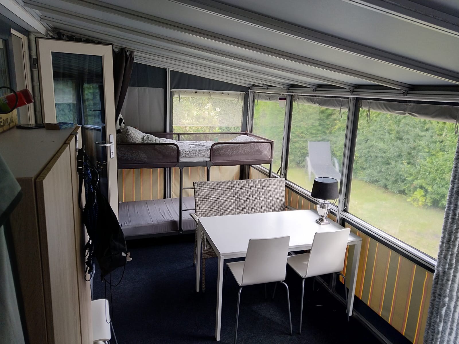 Voortent in de stacaravan op camping de Krim