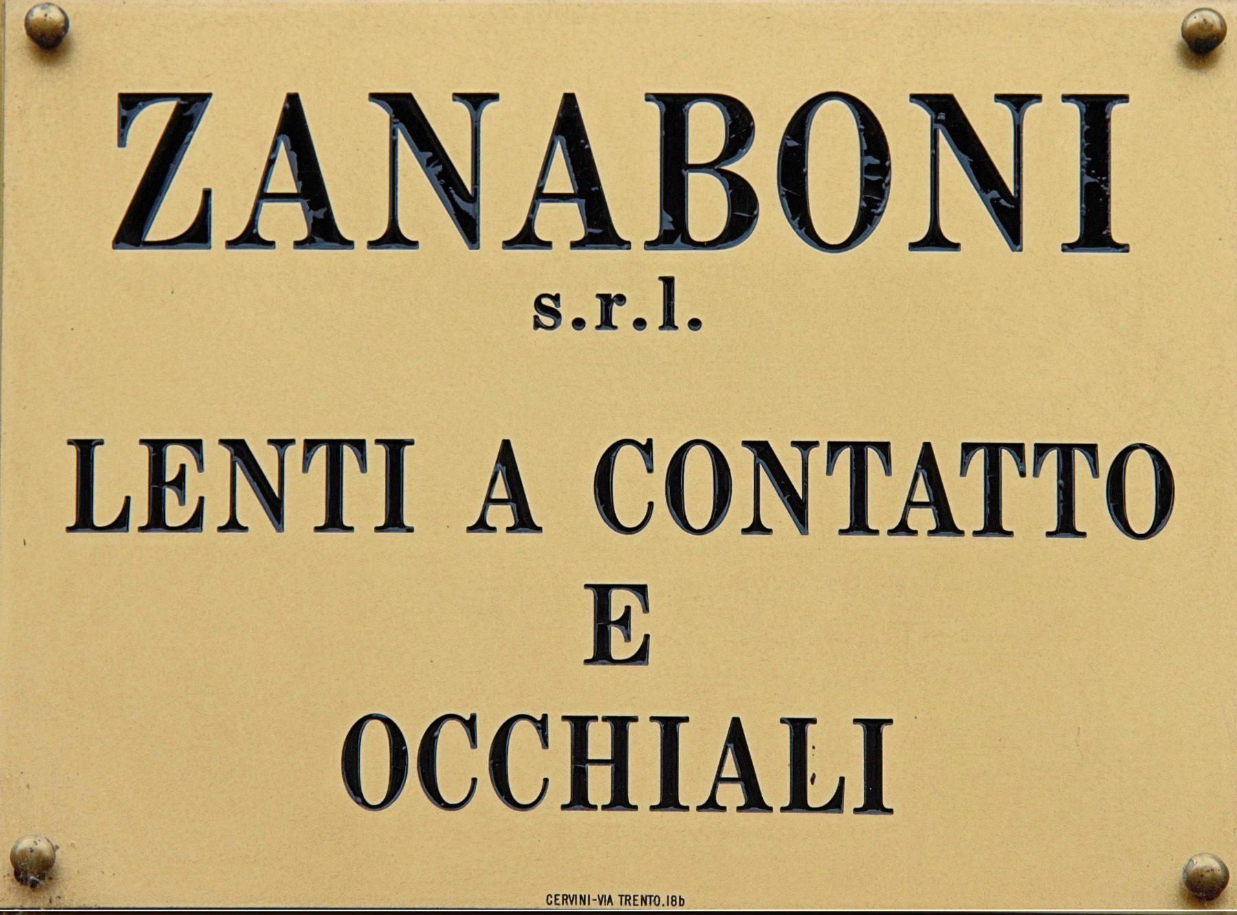 A sign that says zanaboni s.r.l. lenti a contatto e occhiali
