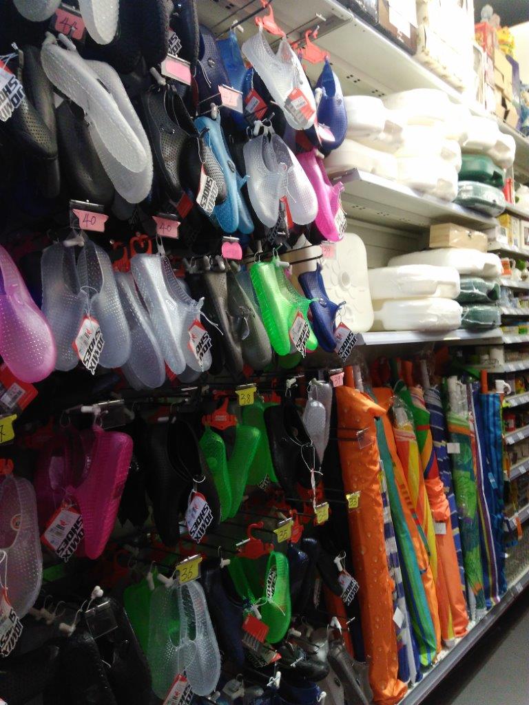 assortimento di scarpe per la spiaggia