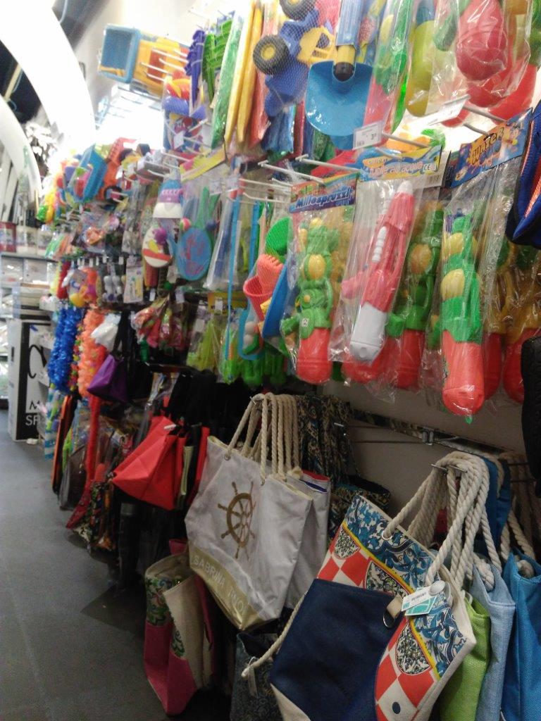 giocattoli e borse per il mare