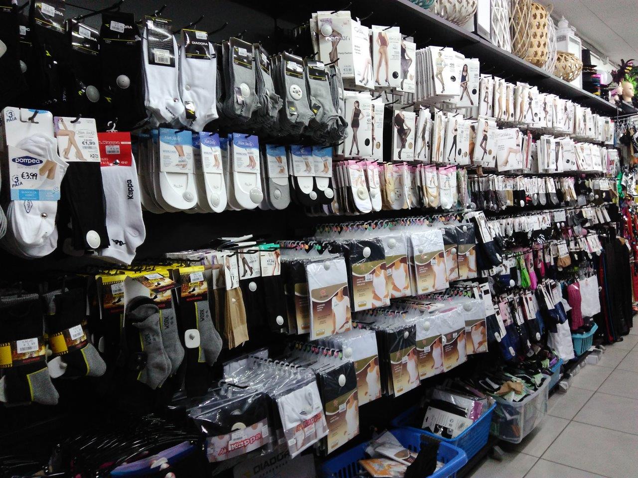 esposizione di calze da uomo e collant da donna