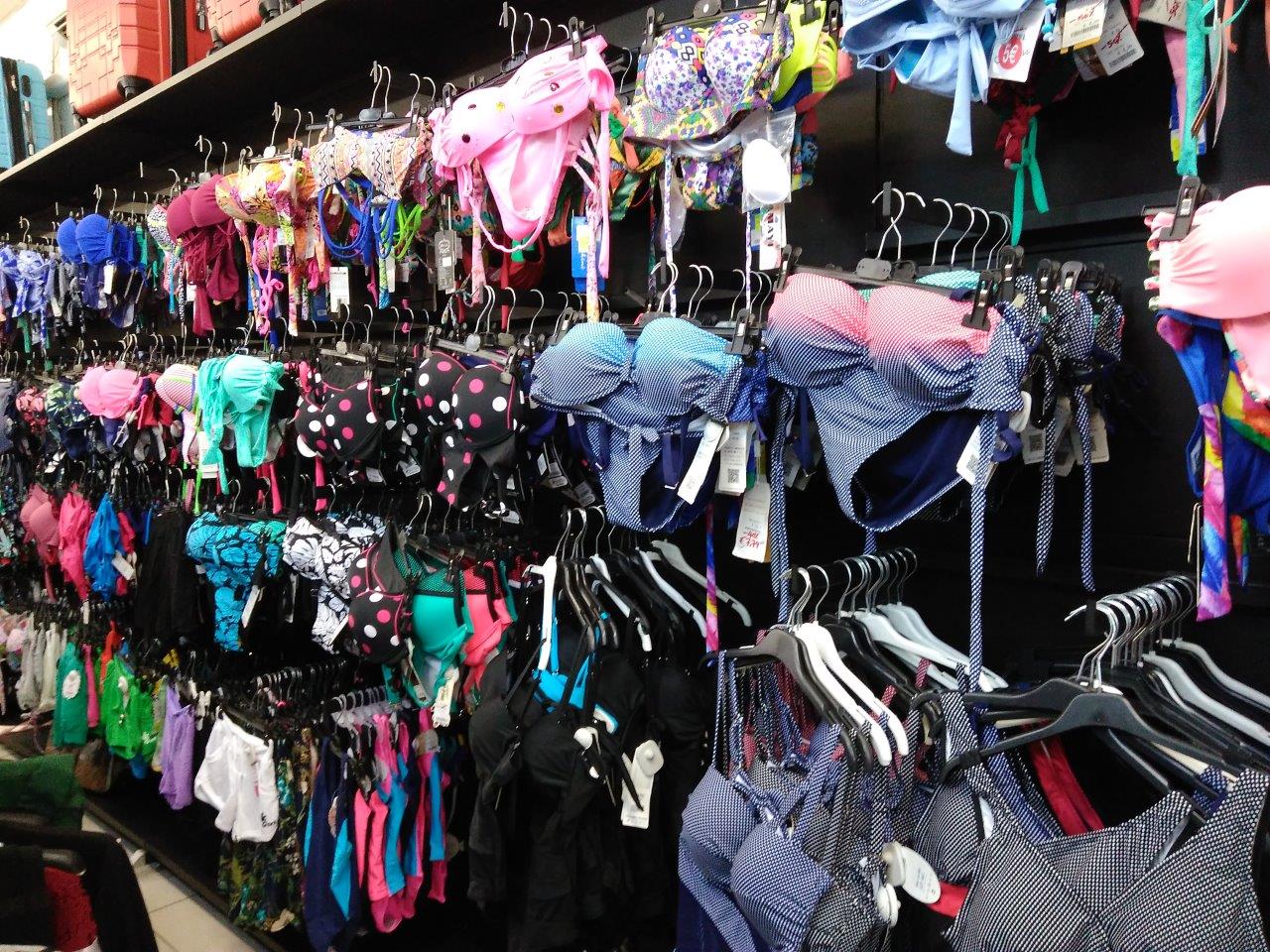 un ricco assortimento di bikini da donna