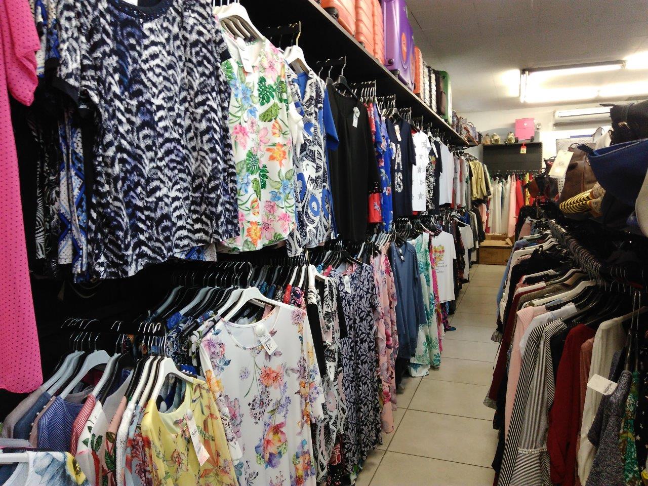 esposizione di maglie da donna