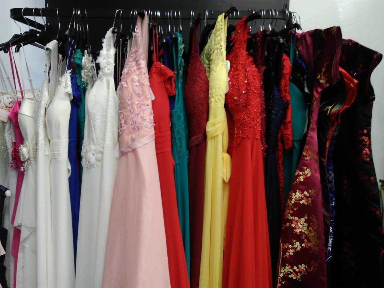 esposizione di vestiti da donna per cerimonia di vario colore
