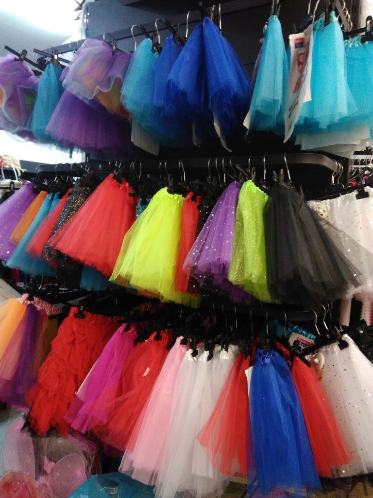 esposizione di gonne in tulle di vario colore