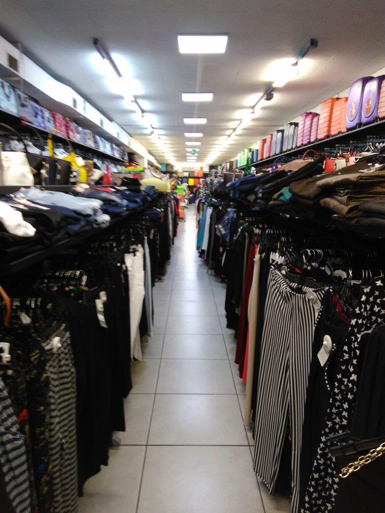 interno del reparto moda donna del grande magazzino