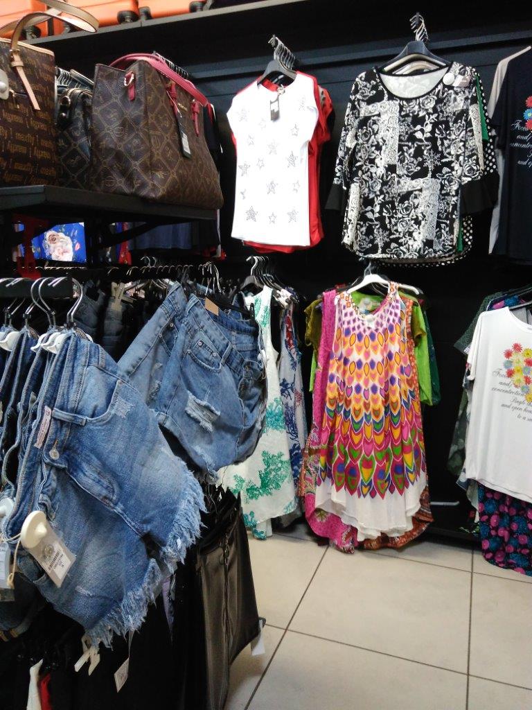 ampio assortimento di articoli di abbigliamento da donna