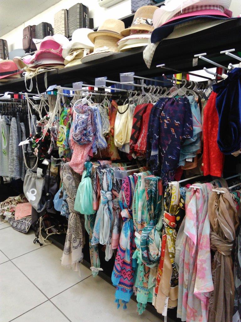 esposizione di foulard e cappelli da donna di vario colore