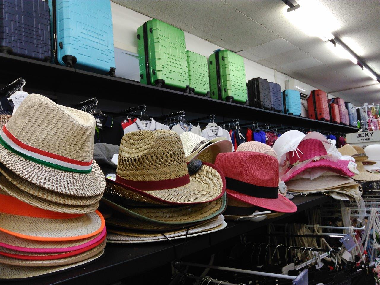 esposizione di valigie colorate e cappelli moda