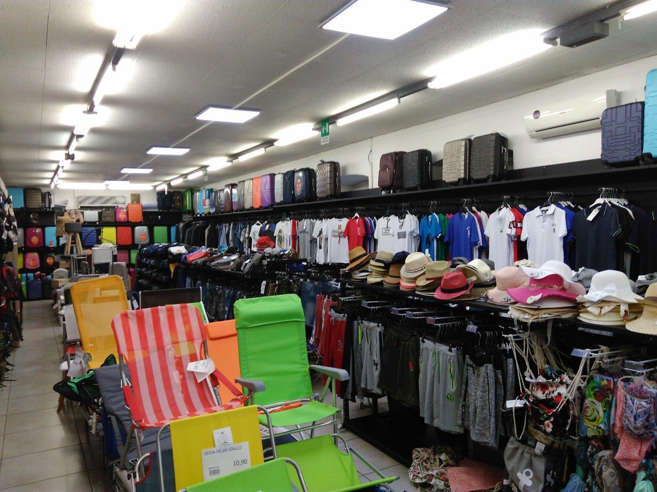 esposizione di abbigliamento da uomo e set di valigie