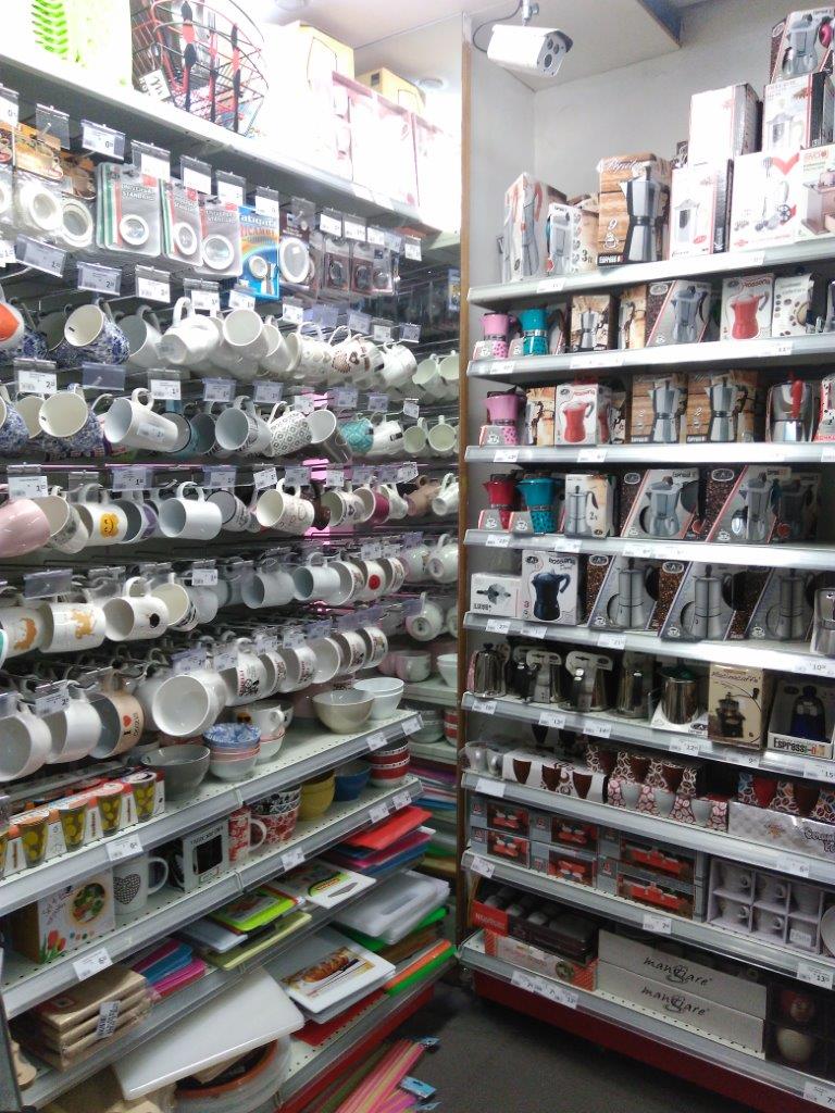 esposizione di tazze e di diversi modelli di caffettiere