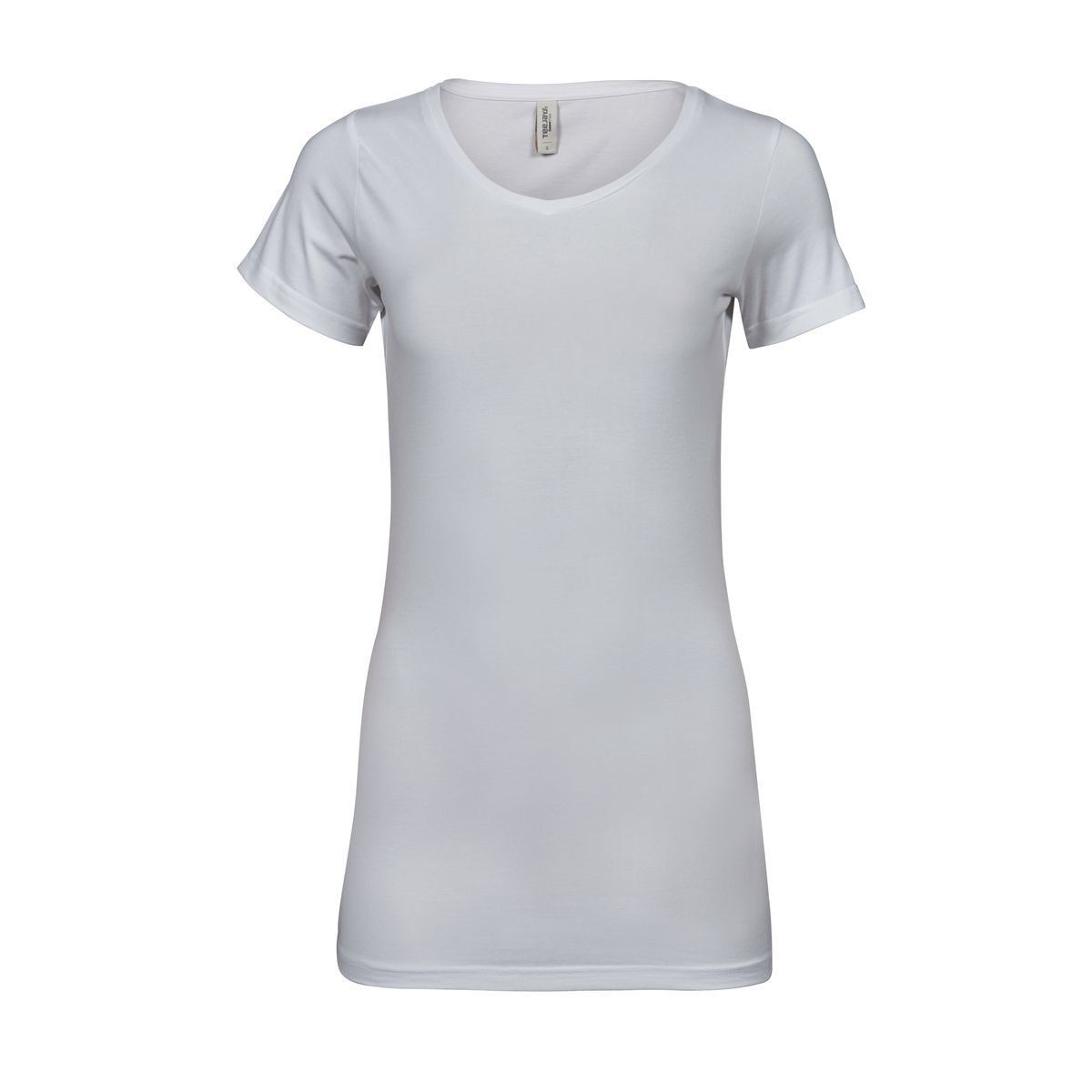 Un t-shirt blanc à manches courtes est sur fond blanc.