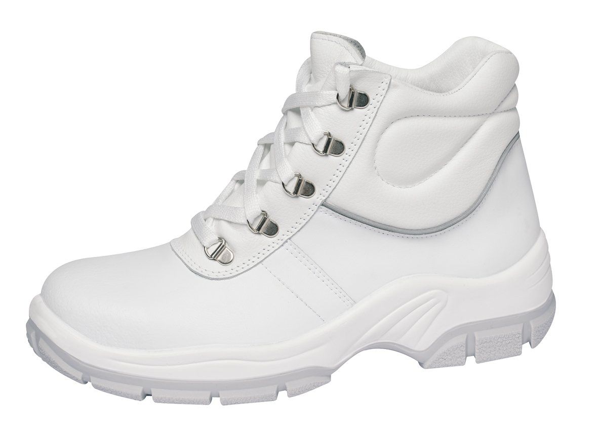 Une paire de bottes de sécurité blanches sur fond blanc