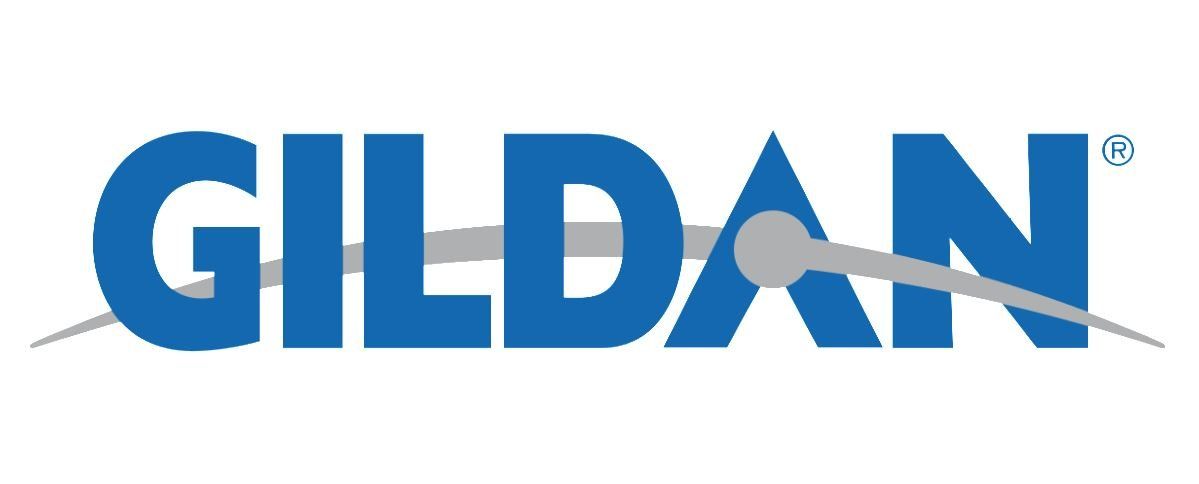 Le logo de Gildan est bleu et blanc avec une flèche grise.