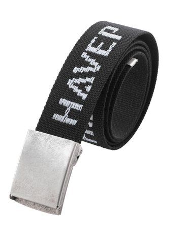 Une ceinture noire avec une boucle argentée sur fond blanc.