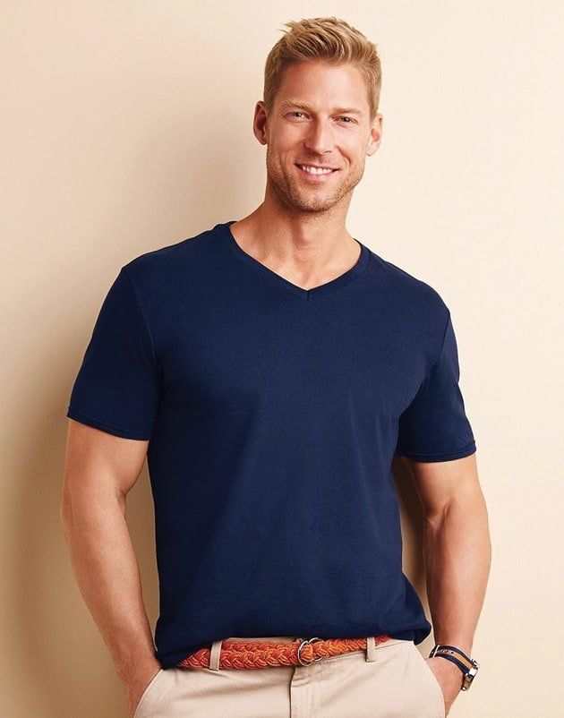 Un homme porte un t-shirt bleu à col en V et un pantalon kaki.