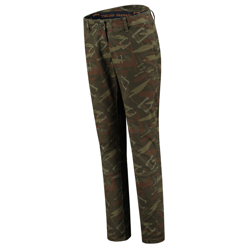 Une paire de pantalons camouflage sur fond blanc.