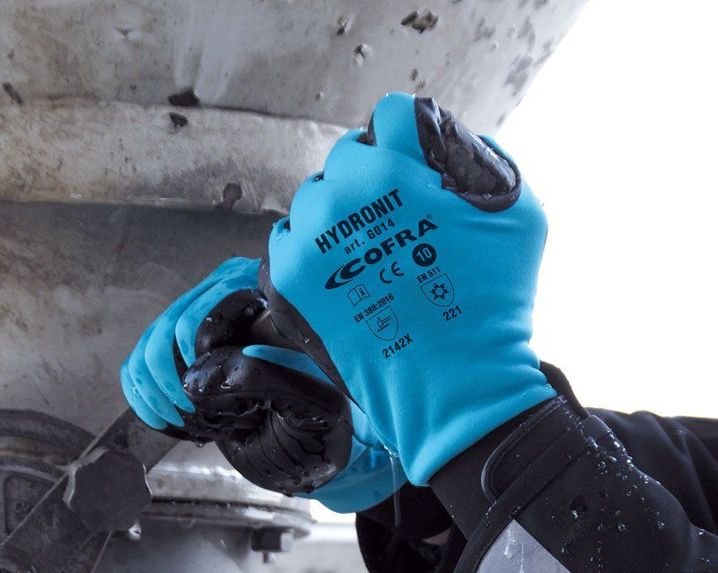 Une personne portant une paire de gants cofra hydronit