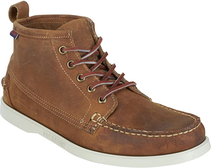 Une paire de chaussures Sebago marron avec semelles blanches