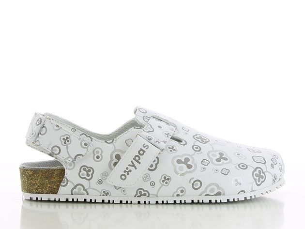 Une paire de chaussures blanches avec un motif sur une surface blanche.