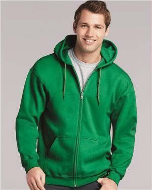 Un homme porte un sweat à capuche vert zippé.