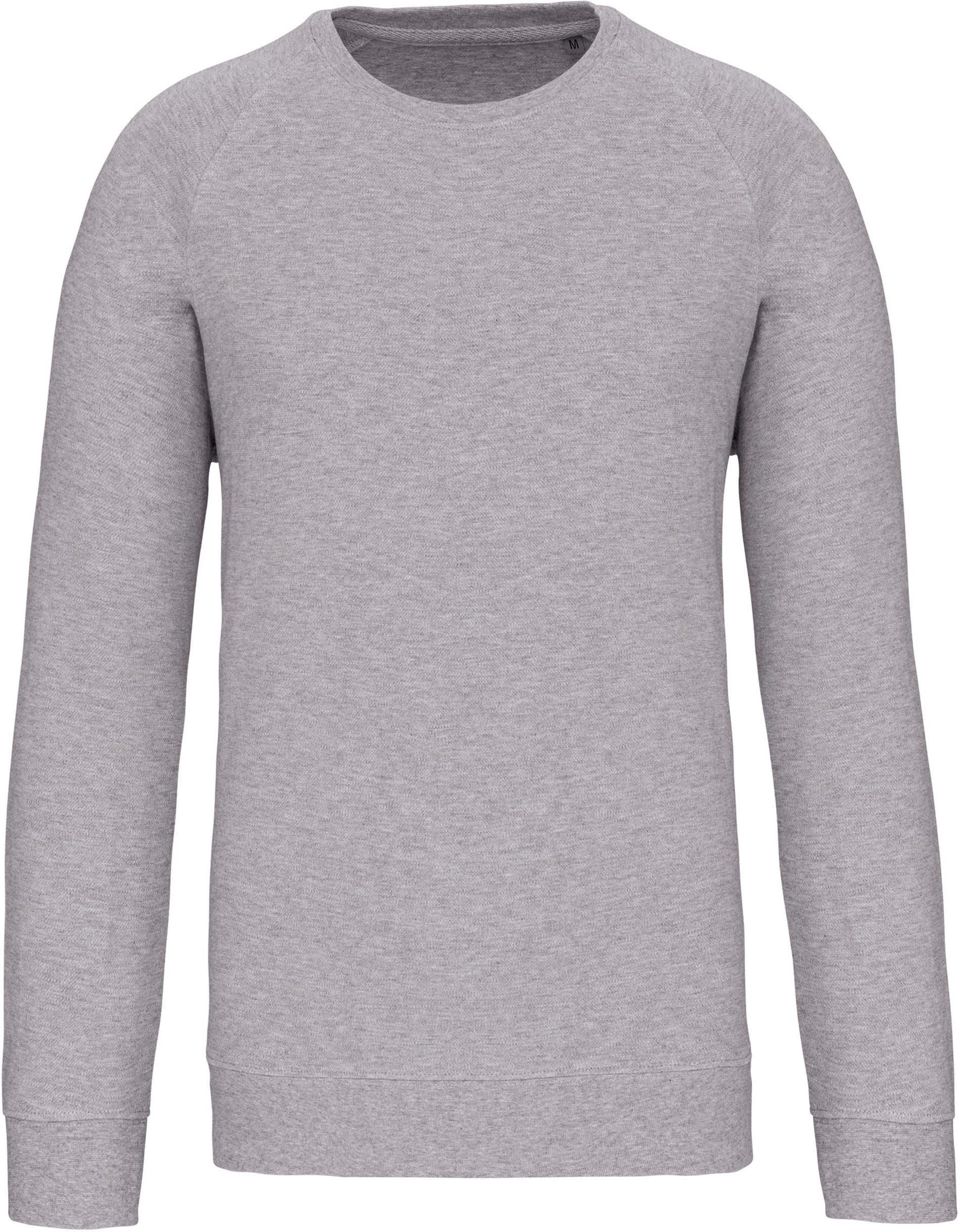 Un pull gris à manches longues et col rond sur fond blanc.
