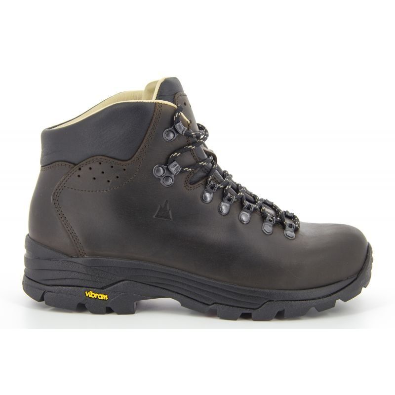 Une paire de bottes de randonnée marron avec une semelle vibram