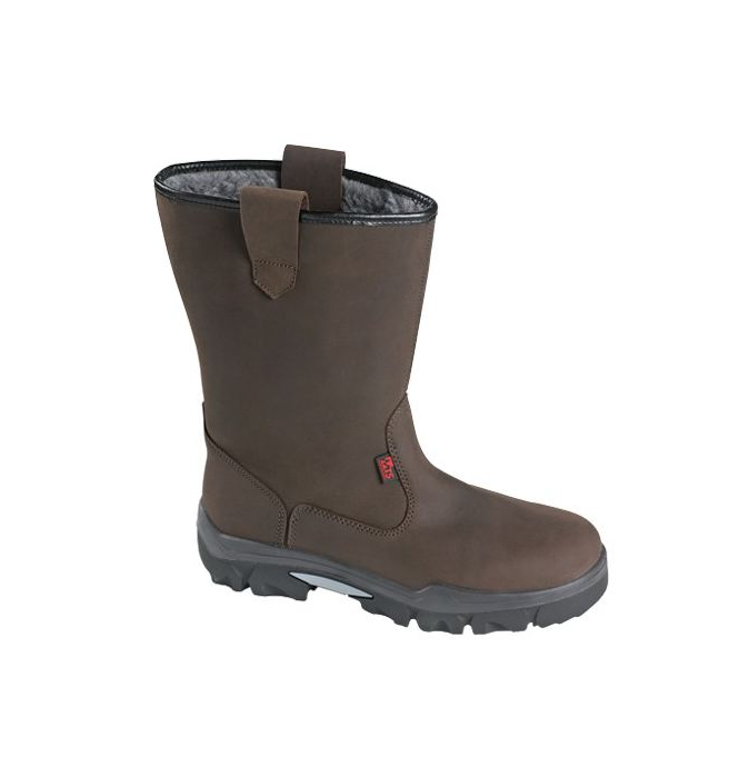 Une paire de bottes marron sur fond blanc