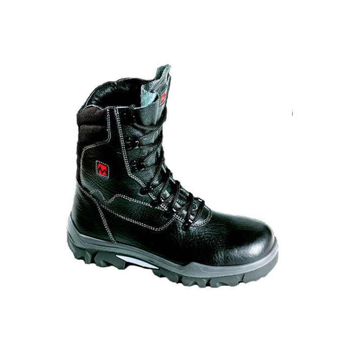 Une paire de bottes de sécurité noires sur fond blanc