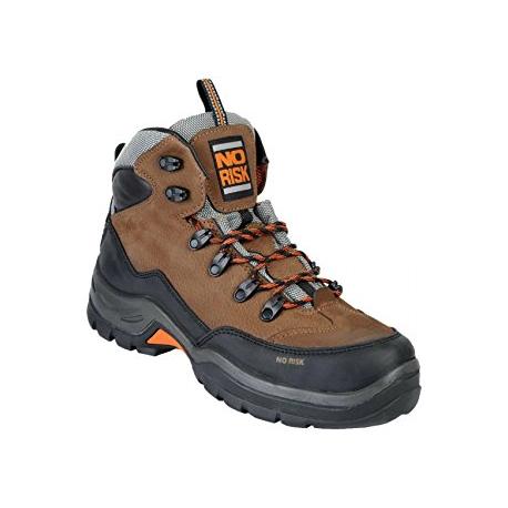 Une paire de bottes de randonnée marron et noires sur fond blanc.