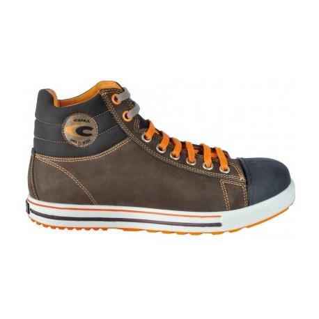 Une paire de chaussures marron et orange avec la lettre c sur le côté