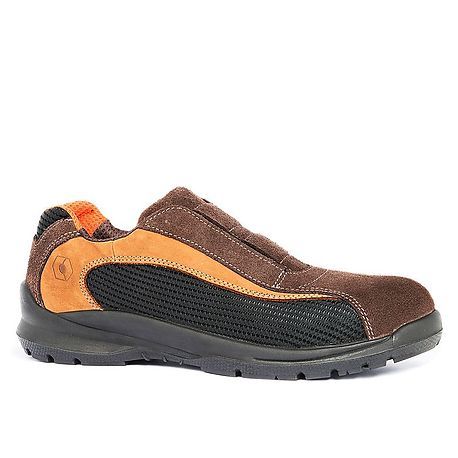 Une paire de chaussures de sécurité marron et noire sur fond blanc.