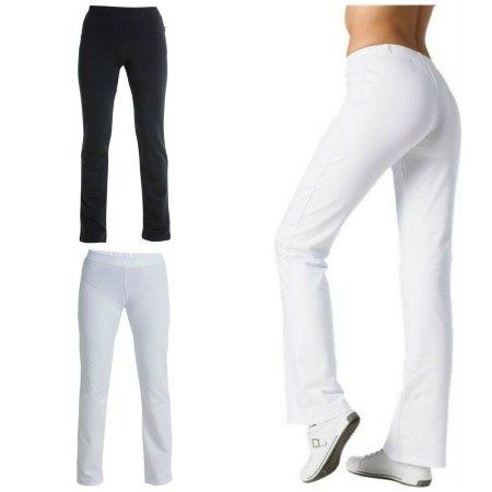 Une femme portant un pantalon noir et blanc