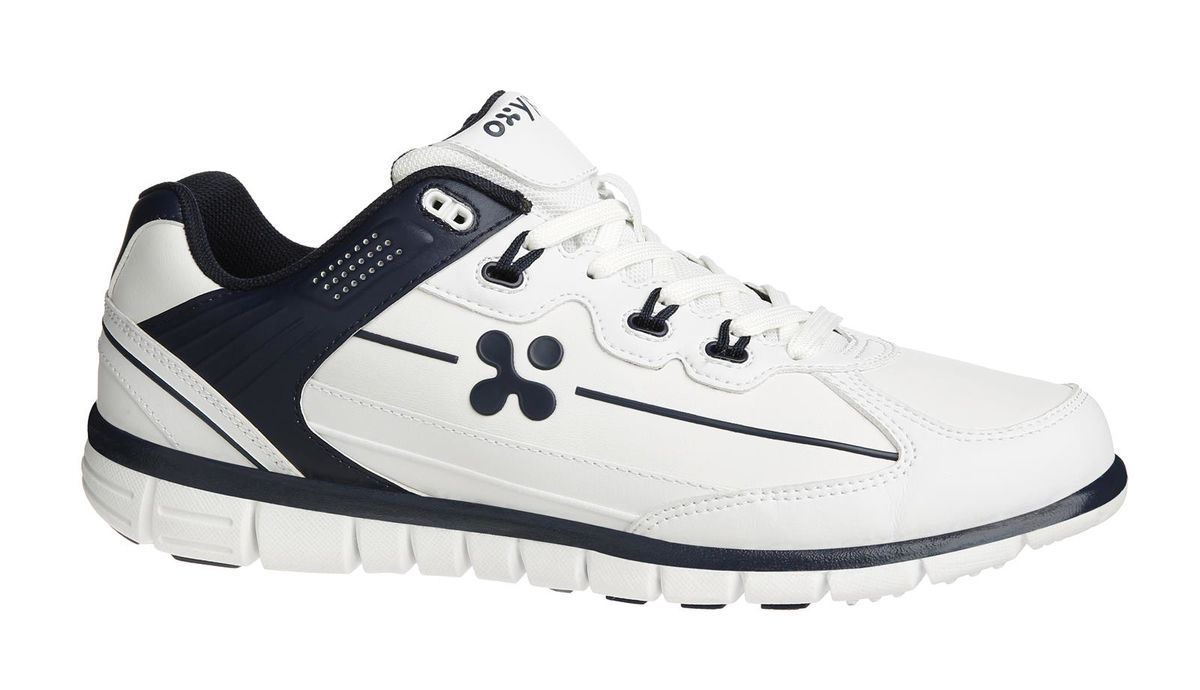 Une paire de chaussures blanches et bleues avec le numéro 8 sur le côté