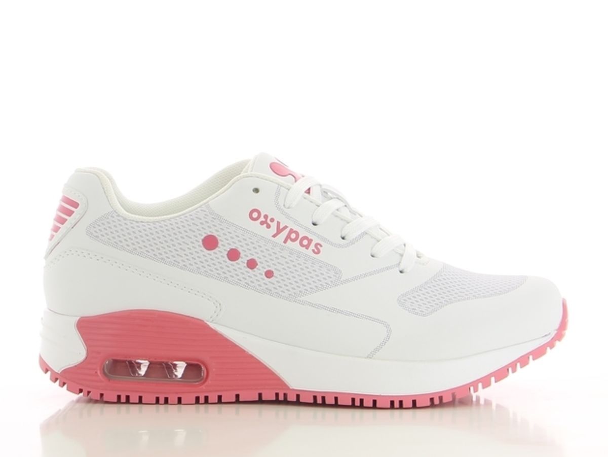 Une paire de chaussures oxypas blanches et roses sur une surface blanche.