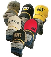 Un tas de chapeaux et de chaussettes sont empilés les uns sur les autres.