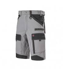 Une paire de shorts gris et noir avec des poches sur fond blanc.