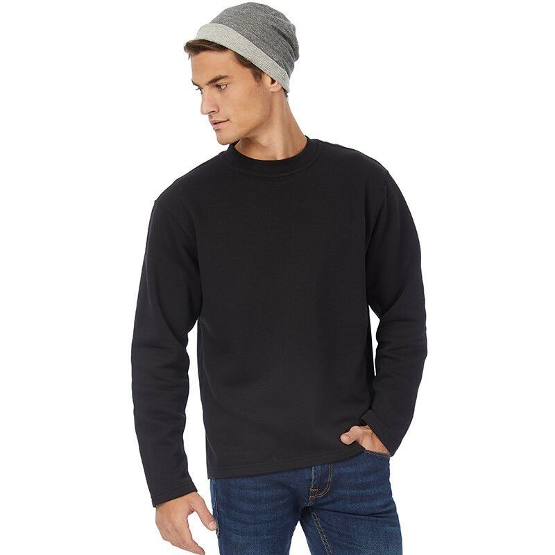Un homme portant un pull noir et un bonnet gris