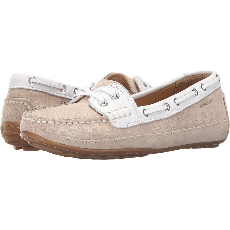Une paire de mocassins beiges et blancs sur fond blanc.