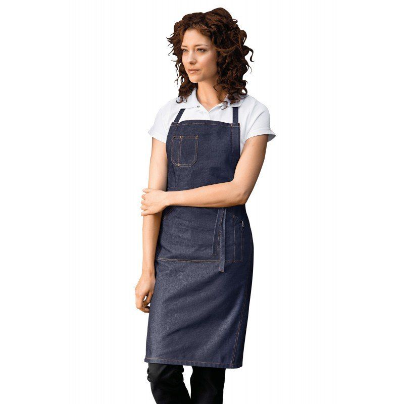 Une femme portant un tablier en jean et une chemise blanche