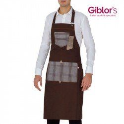 Un homme porte un tablier marron avec une poche à carreaux.