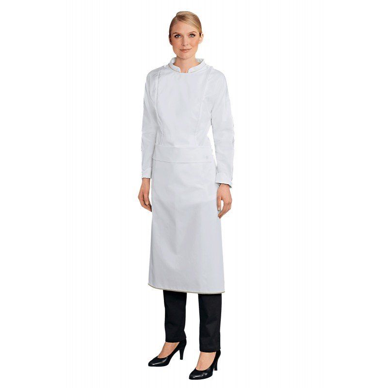 Une femme porte un long tablier blanc et un pantalon noir.