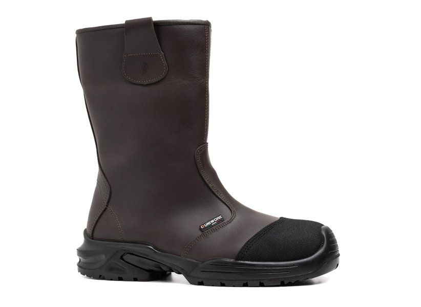 Une paire de bottes de sécurité marron avec une semelle noire sur fond blanc.