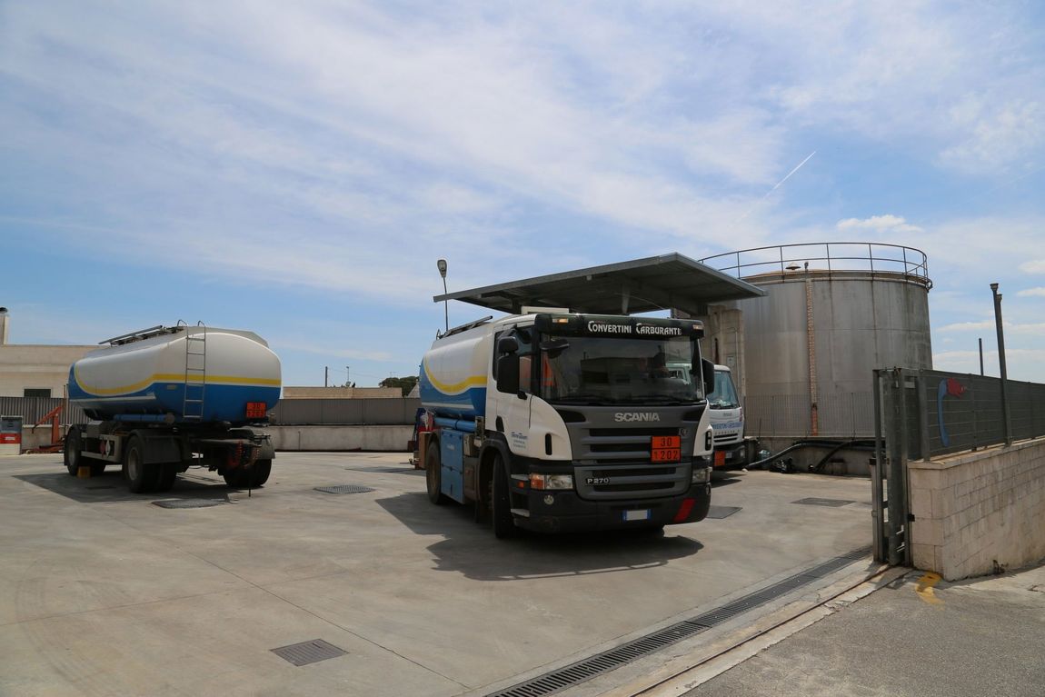 stazione di servizio con camion
